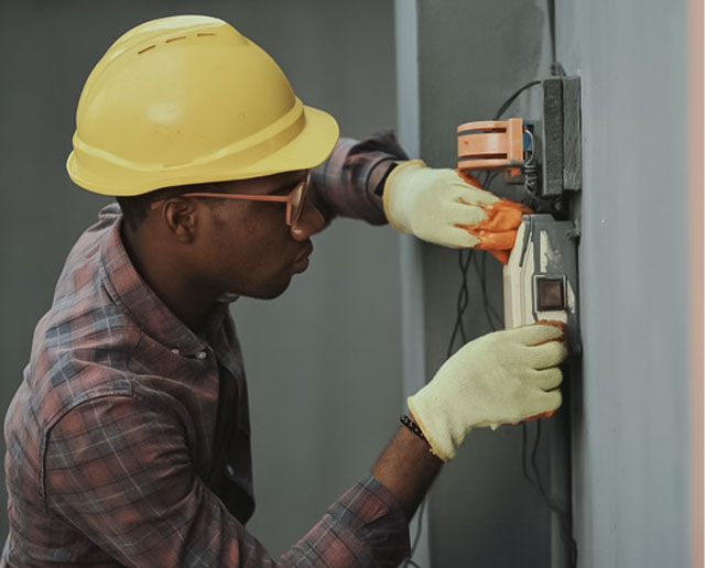 Tomada Esquentando em Montes Claros: Confira 4 Motivos eletricista carlos silva
