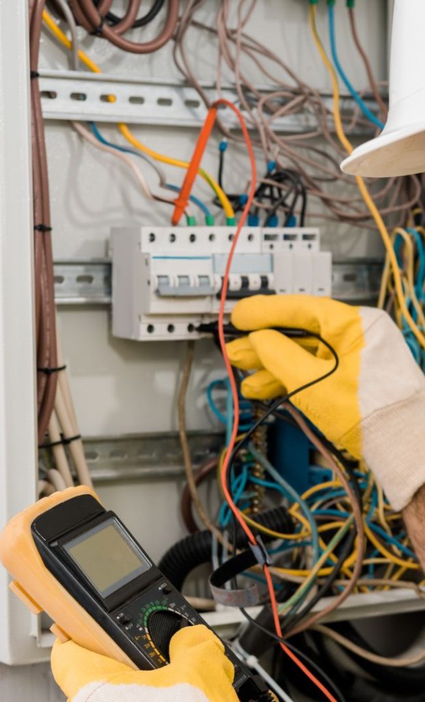 Luz Piscando em Casa em Montes Claros? Veja 4 Possíveis Causas eletricistas em Montes Claros